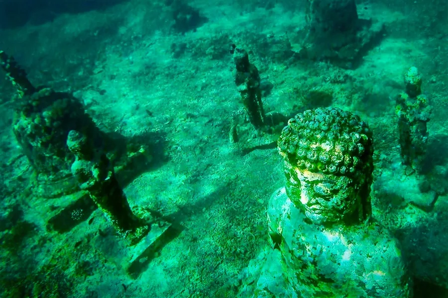 Buddha Point Underwater Temple Statue In Nusa Penida / Lembongan